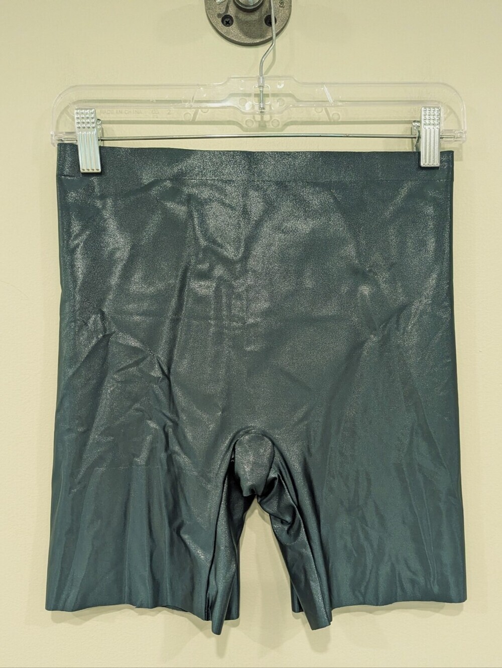Spanx Shape LuxeShine Mid Thigh Short In Green Size Medium